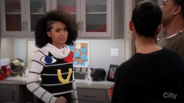 Alice + Olivia Zita Eye Heart You Turtleneck Sweater usado por Zoey Johnson (Yara Shahidi) en negro (Season03 Episode20)