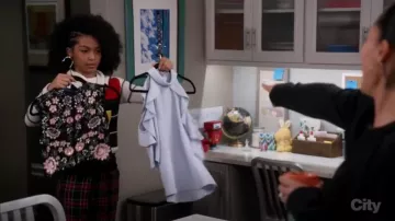 Petersyn Connery Pantalones Plisados usados por Zoey Johnson (Yara Shahidi) en negro (Temporada03 Episodio20)