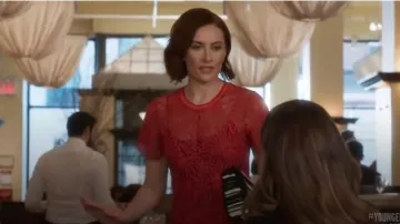 Proenza Schouler Lace Midi Dress usado por Quinn (Laura Benanti) en Younger (Season06 Episode01)