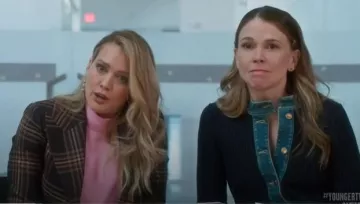 Louis Vuitton Denim Stonewashed Robe Bi-matière portés par Liza Miller (Sutton Foster) chez les Jeunes (Season06 Episode02)
