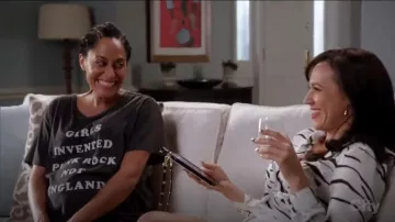 R13 Kim Gordon Boy T In Washed Black usado por Rainbow Johnson (Tracee Ellis Ross) en negro -ish (Temporada03 Episodio21)