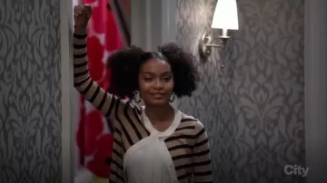 J. Crew Jackie Cravate au Cou Cardigan À Rayures porté par Zoey Johnson (Yara Shahidi), en black-ish (Season03 Episode21)