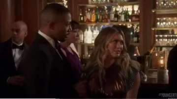 Givenchy Micro Plissé Robe Maxi porté par Kelsey Peters (Hilary Duff) chez les Jeunes (Season06 Episode02)