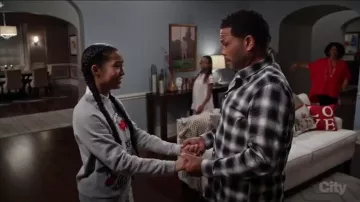 Maje Tilda Sweat-shirt porté par Zoey Johnson (Yara Shahidi), en black-ish (Season03 Episode22)