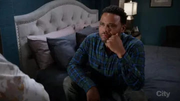 Vince en Détresse Plaid Shirt porté par Andre "Dre' Johnson (Anthony Anderson), en black-ish (Season03 Episode22)