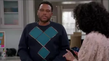 Versace Géométrique des Crampons Sweat-shirt porté par Andre "Dre' Johnson (Anthony Anderson), en black-ish (Season03 Episode23)