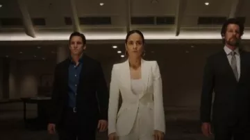 Alexander McQueen Grain de poudre wool blazer worn by Teresa Mendoza (Alice Braga) in Queen of the South (Season04 Episode01)