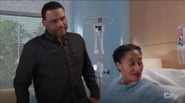 G Star Raw Arc Shirt with Zips usado por Andre 'Dre' Johnson (Anthony Anderson) en negro (Season03 Episode24)