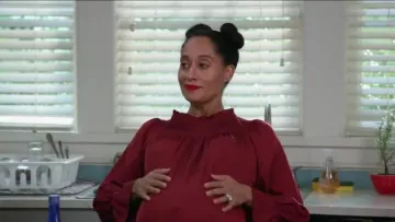 La théorie de L'Épaule Smockée en Jersey de Soie Midi Robe portée par arc-en-ciel Johnson (Tracee Ellis Ross), en black-ish (Season03 Episode24)