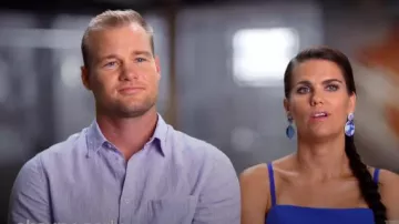 Emma Thomas Art Circle, pintado a mano, acrílico, pendientes ligeros usados por Carly Pope en House Rules (Temporada07 Episodio26)