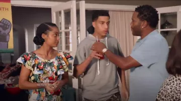 J.Crew Postcard Print Ruffle Top usado por Zoey Johnson (Yara Shahidi) en negro (Season04 Episode01)