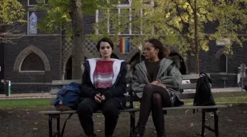 La veste kaki portée par Tabitha Foster (Quintessa Swindell) dans Trinkets S01E06