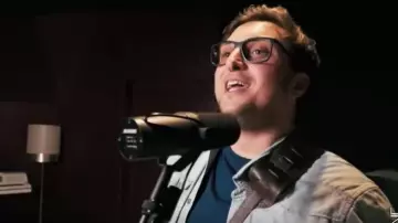 Les lunettes de vues noires de McFly dans la vidéo YouTube SHIT PARTICLES (REMIX) de McFly & Carlito