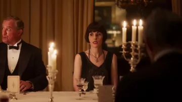 Long black pearl necklace worn by Cora Crawley, Countess of Grantham (Elizabeth McGovern) in Downton Abbey