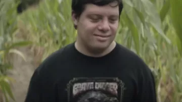 Camiseta negra de Grave Digger usada por Zak (Zack Gottsagen) en The Peanut Butter Falcon