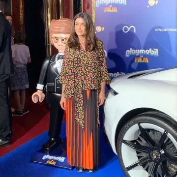 La blouse fleuris Balenciaga de Jenifer à l'avant première du film Playmobil au Grand Rex à Paris le 23 juin 2019