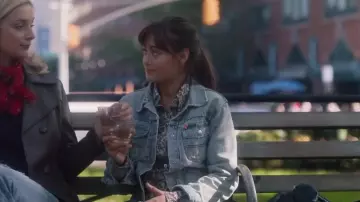 The blouse printed flower black and white Tess (Ella Purnell) in Sweetbitter (Season 2)