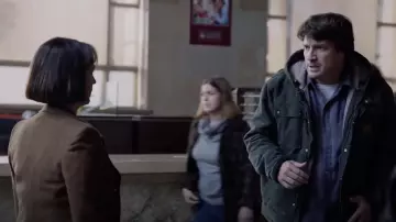 Le manteau à capuche kaki porté par John Nolan (Nathan Fillion) dans The Rookie : le flic de Los Angeles (S01)