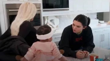 Pablo Approvisionnement Kim Tennis de Retour à Manches Longues T-Shirt porté par Kendall Jenner en accord avec les Kardashians (Season16 Episode10)