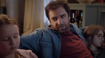 La chemise en jean clair portée par Nicolas (Grégory Montel) dans Le Grand bazar S01E01