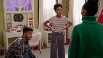 Featherbone Solstice d'Impression Jambe Large Pantalon porté par Zoey Johnson (Yara Shahidi), en black-ish (Season04 Episode03)