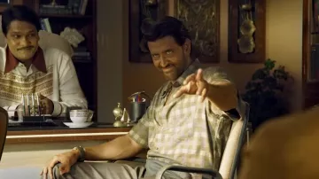 La chemise à carreaux portée par Anand Kumar (Hrithik Roshan) dans Super 30