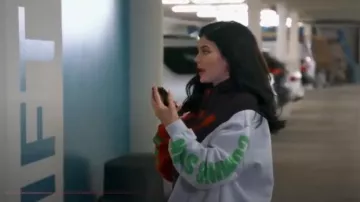 VETEMENTS de Cut-Up Hoodie, portés par Kylie Jenner en accord avec les Kardashians (Season16 Episode10)