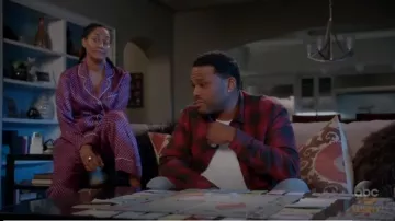 Olivia Von Halle Lila Estampado Pijama de seda usado por Rainbow Johnson (Tracee Ellis Ross) en negro (Temporada04 Episodio04)