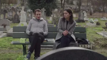 Le gilet gris doublure moutonné de Mouche (Camille Cottin) dans Mouche (S01E03)