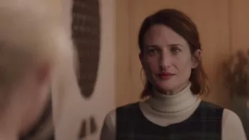 Le col roulé de Mouche (Camille Cottin) dans Mouche (S01E01)