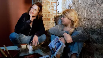 La veste bomber en velours de Mouche (Camille Cottin) dans Mouche (Saison 1)