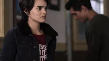 Le sweatshirt imprimé "Feminist do it better" porté par Elodie Davis (Brianna Hildebrand) dans Trinkets S01E04