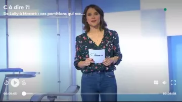 La blusa floral azul de Mélanie Taravant en C à dire el 21.06.2019