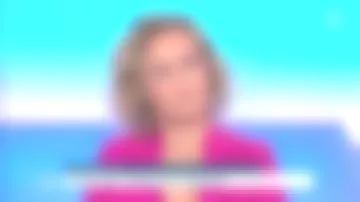 Chaqueta fushia rosa de Caroline Roux en C dans l'air el 20.06.2019