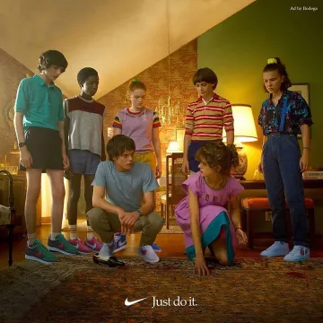 Millie Bobby Brown vintage baskets pour un commercial des Choses étranges x Nike