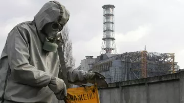 Guantes de goma resistentes a productos químicos como se ve en Chernobyl Temporada 01
