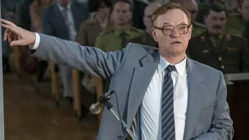 Corbata de Valery Legasov (Jared Harris) como se ve en Chernobyl S01E05