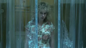 Lyudmilla Ignatenko de l' (Jessie Buckley) robe à fleurs comme on le voit dans de Tchernobyl (Saison 01 Épisode 04)