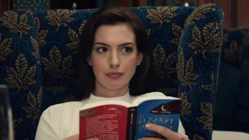 "Le bizarre incident du chien pendant la nuit" by Mark Hoddon read by Josephine Chesterfield (Anne Hathaway) in The Hustle