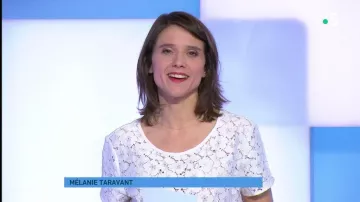 El estampado de flores de la camiseta de encaje ecru de Mélanie Taravant en C à dire el 24.06.2019