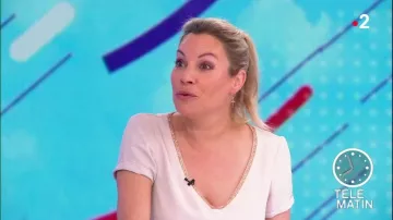 Le tee shirt écru Col V bordé d'un liseré irisé doré de Charlotte Bouteloup dans Télématin le 24.06.2019