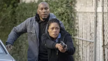 Sudadera con capucha negra usada por Alicia West (Naomie Harris) en negro y azul