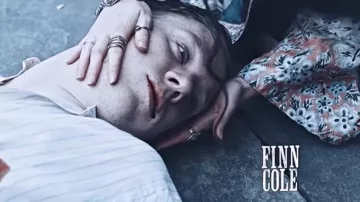 The ring worn by Esme Shelby (Aimee-Ffion Edwards) in Peaky Blinders (S04E02)