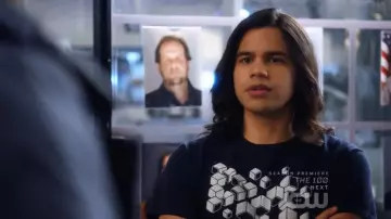 Le t-shirt cubes de Cisco Ramon (Carlos Valdes) dans Flash (S04E19)