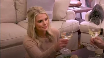 Madewell Patch Pocket Pullover Sweater usado por Madison LeCroy en Southern Charm (Temporada 06 Episodio 03)