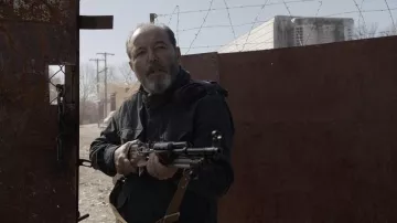The rifle (SKS), Daniel Salazar (Rubén Blades) in Fear The Walking Dead (S05E02)