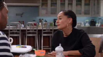 Helmut Lang Ruffle Crop Pullover usado por Rainbow Johnson (Tracee Ellis Ross) en negro (Temporada 04 Episodio 06)