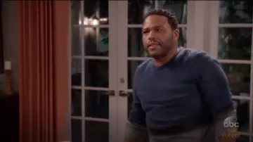 Etro Ombre Cashmere Crewneck Sweater usado por Andre 'Dre' Johnson (Anthony Anderson) en negro (Temporada 04 Episodio 07)