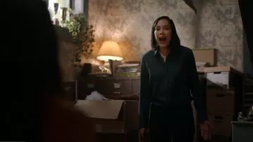 Equipo Adalyn Camisa usada por Emma (Mishel Prada) en Vida (Temporada 02 Episodio 04)
