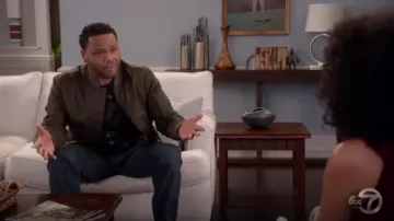 Camiseta de camuflaje negro valentino usada por Andre 'Dre' Johnson (Anthony Anderson) en negro (Temporada 04 Episodio 08)